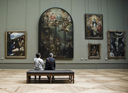 Due spettatori nella sala di un museo d'arte rinascimentale
