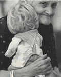 anziana con bambola